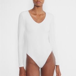 Aritzia Contour V-neck Longsleeve Bodysuit White